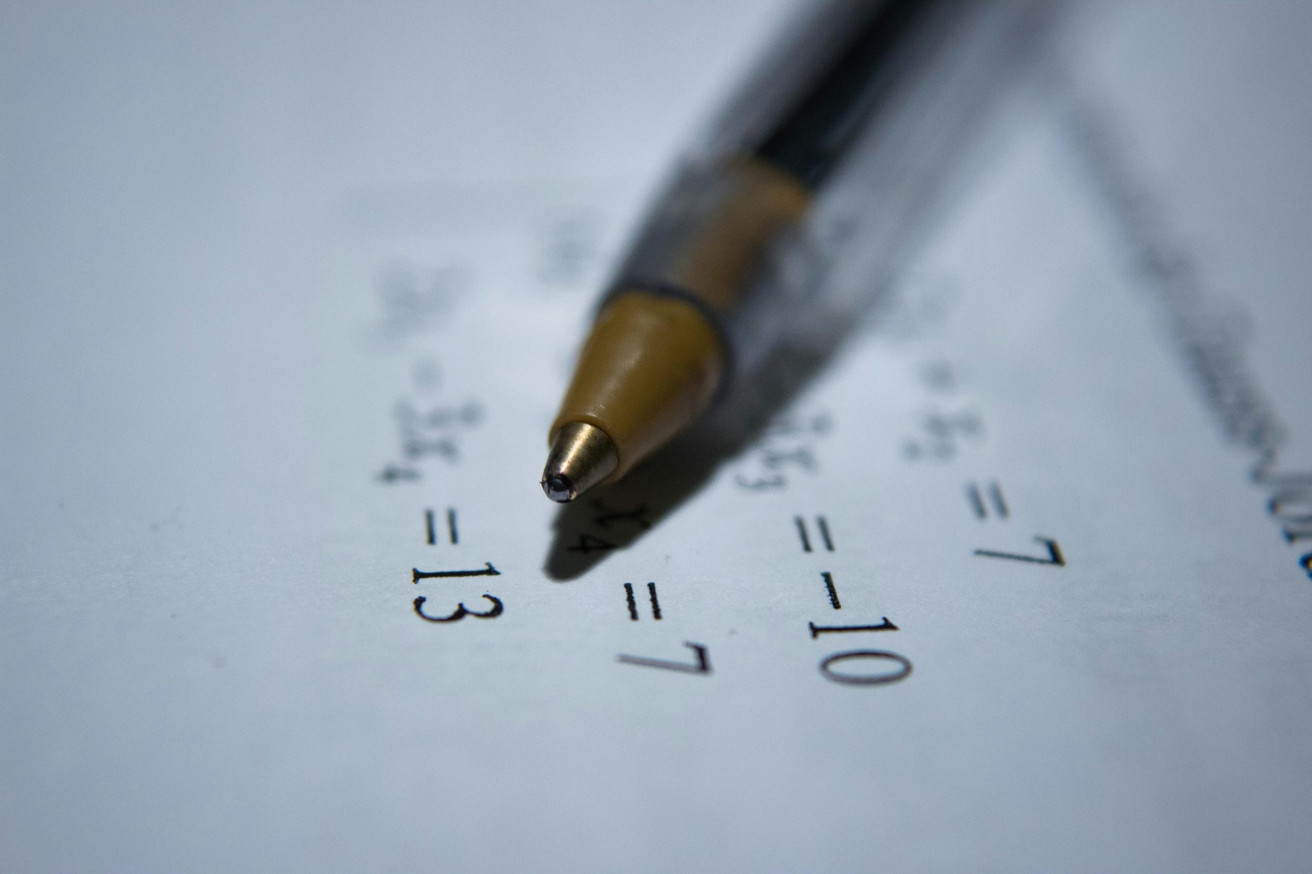 stylo posé sur une page d'équation mathématique